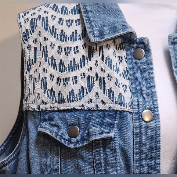 XL Denim Vest With White Crocheted Lace - Picture 3 of 9